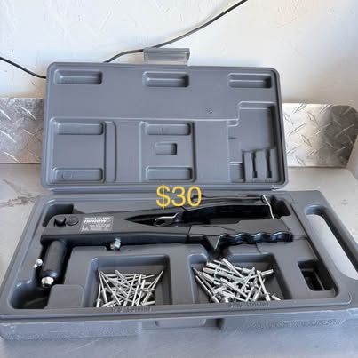 Arrow Rivet Gun Kit With Rivets