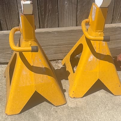 2 Jack Stands