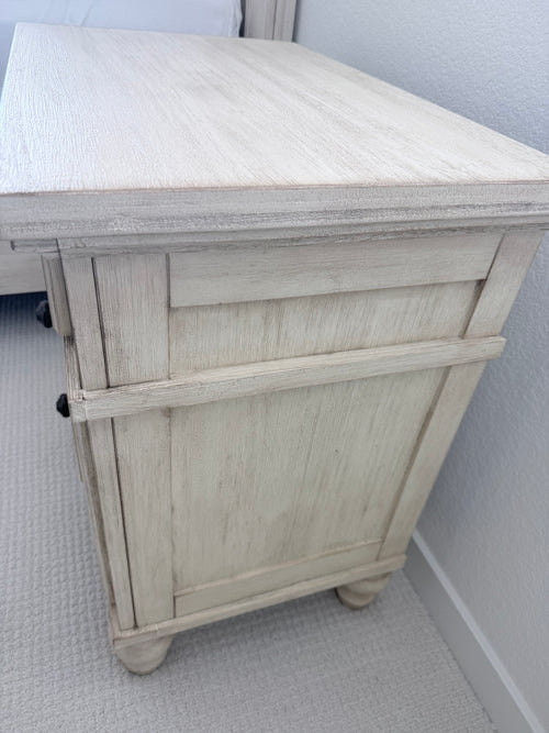 Distressed Light Wood 3-Drawer Nightstand – Farmhouse / Coastal